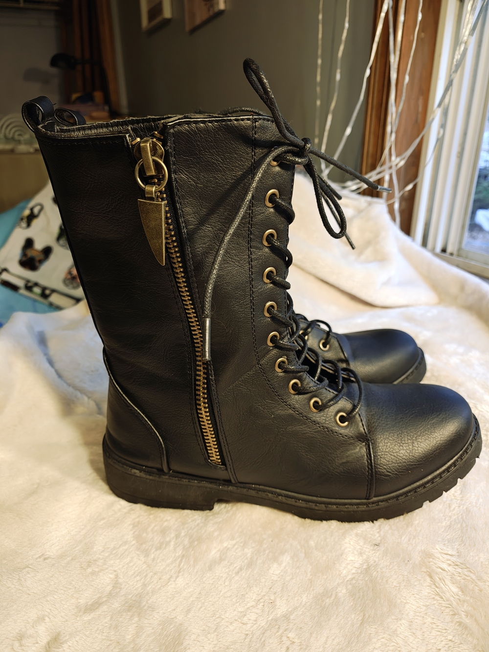 Seven7 Footwear "Mr. Bootie" featuring a distinctive functional side zipper Sz11
